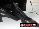 zapatos negros cerrados de tacon