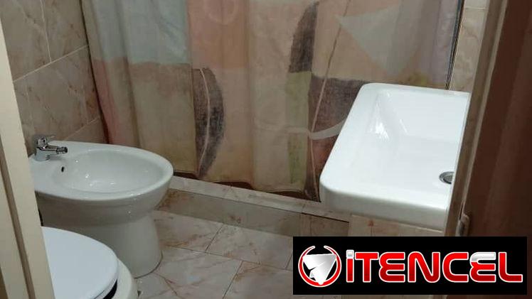 Rento apartamento en Playa por 31 y 42. Con 3 cuartos, 2 baños y terraza a la calle. Se aceptan niños. Tiempo indefinido