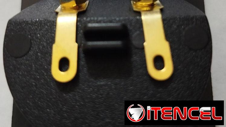 2 Conexiones traseras para altavoces