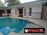 Casa independiente con piscina en terreno de 2mil m²