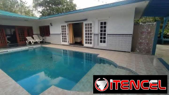 Casa independiente con piscina en terreno de 2mil m²