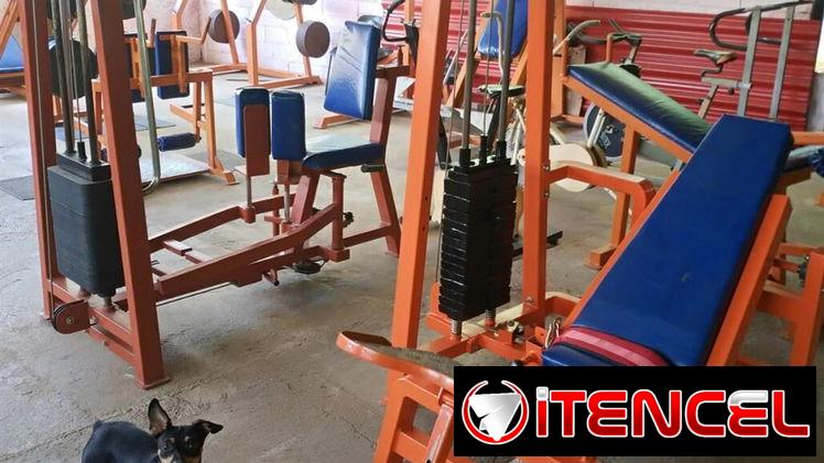 GIMNACIO EN PLAYA CON MÁQUINAS DE PESAS, CLASES GRUPALES DE AERÓBICOS, DANCE FIT, CALISTENIA