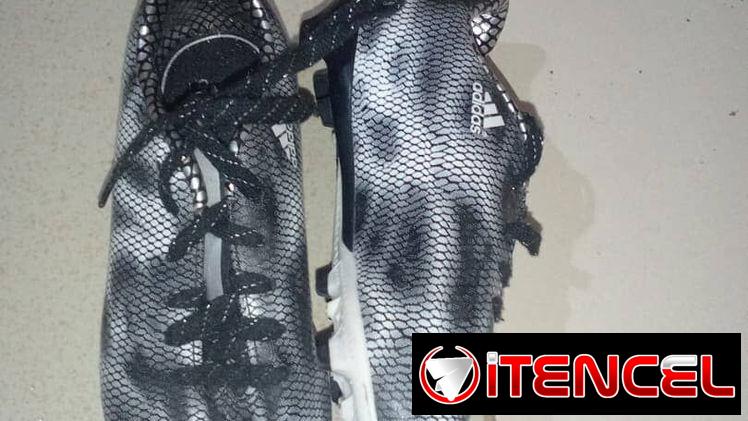 Adidas – Tacos de fútbol negros y plateados   Rendimiento y estilo para la cancha.