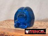 Esta figura es un trol de vidrio azul de la marca Bergdala, un objeto coleccionable popular de Suecia. Material: Vidrio