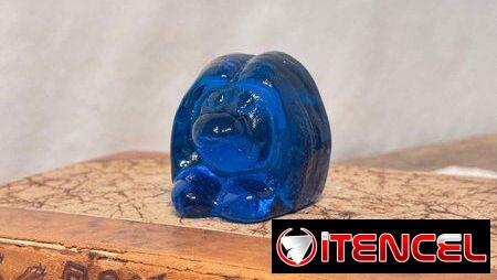 Esta figura es un trol de vidrio azul de la marca Bergdala, un objeto coleccionable popular de Suecia. Material: Vidrio
