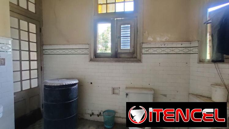 Casa en Zona vibrante de letras del Vedado !!!