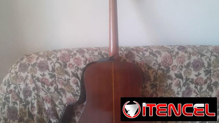 Guitarra country con sistema ecualizador