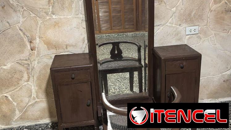 Coqueta antigua con espejo y banqueta