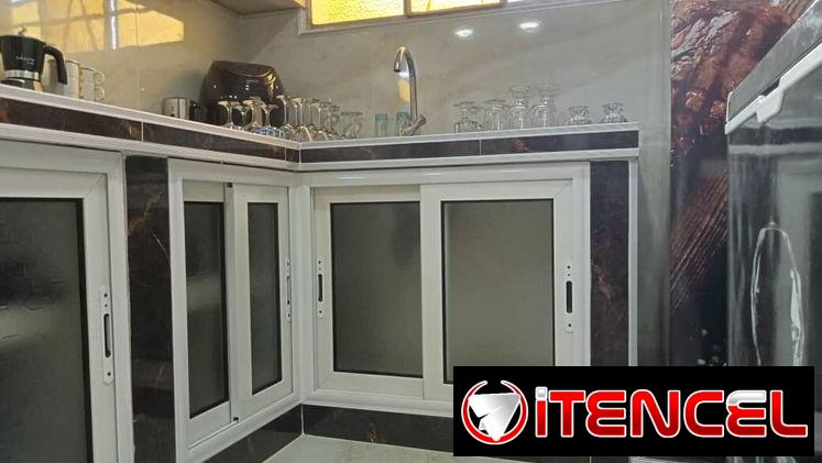 Se realizan trabajos de carpintería de aluminio y cristalería