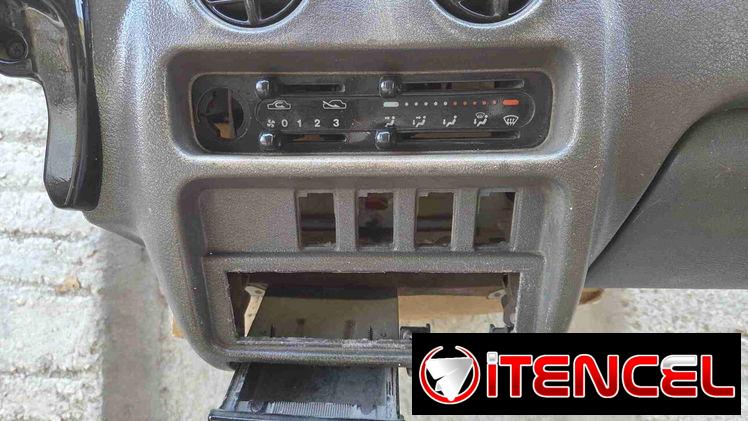 Pizarra de Subaru VIVIO c/relojes, completa en perfecto estado, con cenicero, tapas de bocina, con todo lo que lleva.
