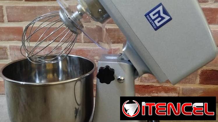 Amasadora de meseta de 7 litros,un kilo de masa, nueva en caja,de acero inoxidable completa,220 volt, nueva en caja