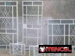 Puertas ventanas de cristal y rejas