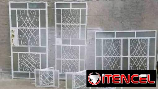 Puertas ventanas de cristal y rejas