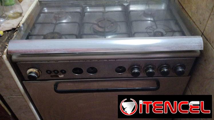 Cocina de gas de 5 hornillas con horno y encendido con magneto.