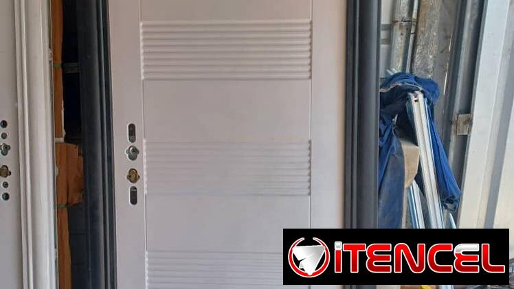 Puertas de acero cromado con su cerradura y las llaves y Puertas galvanizadas con yale y sin yale