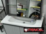 Lavamanos y espejo de baño