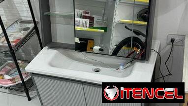 Lavamanos y espejo de baño