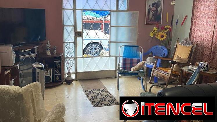 En oferta!!!! Casa independiente de 3 cuartos y garaje cerrado con patio y jardín en excelente zona de Playa!!!!