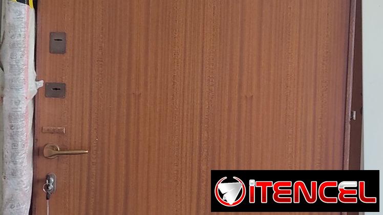 Puerta blindada de madera. Soy de plaza