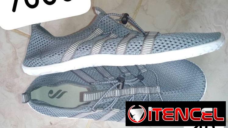 Tenis deportivos grises – Modelo con bandas elásticas   Comodidad y estilo para entrenar o uso diario.