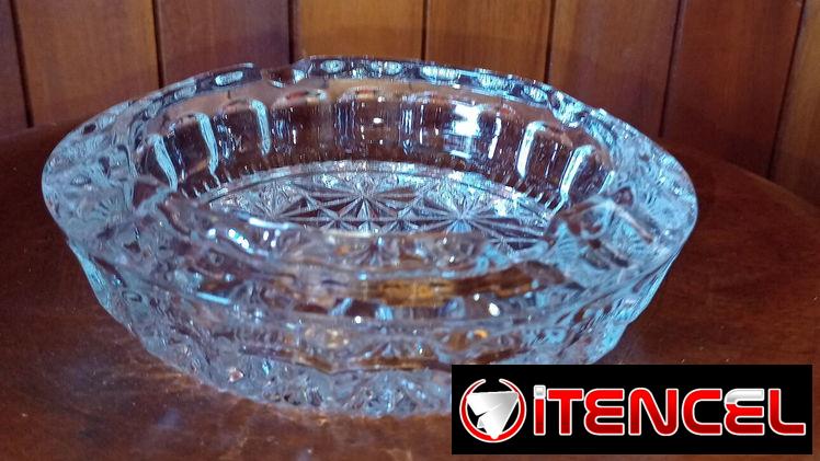 Cenicero de cristal Bohemia de alta calidad, apariencia clara y brillante. Traído de Francia/1983.
