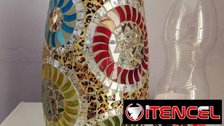 Búcaro de cristal trabajado de la marca Sabina Elegante,nuevo en su caja.Mide 39 centímetros de altura..