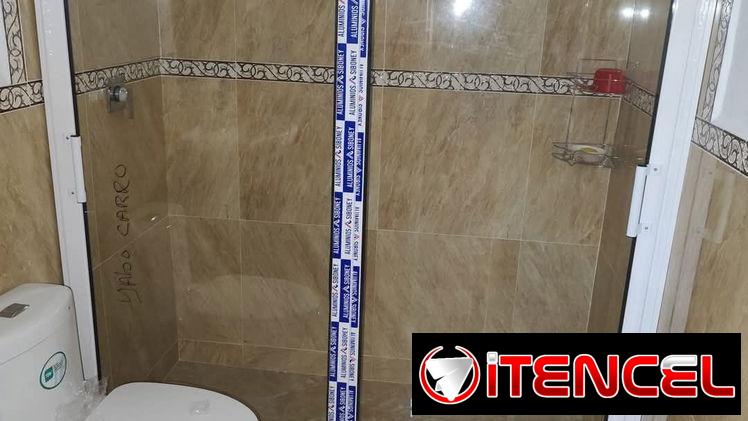 Mamparas de baños. Bajos de meseta. Ventanas