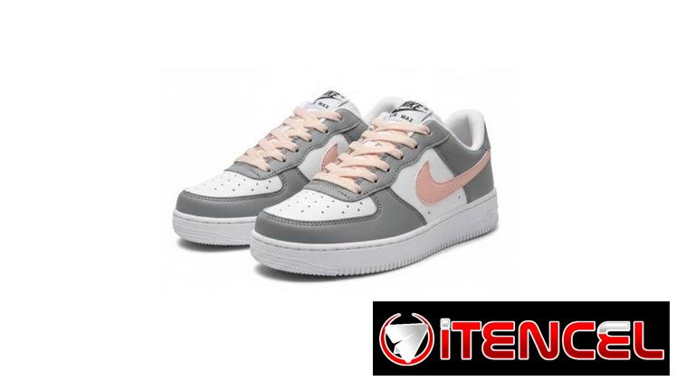 TENIS NIKE AIR FORCE GRIS CON BLANCO Y ROSADO .