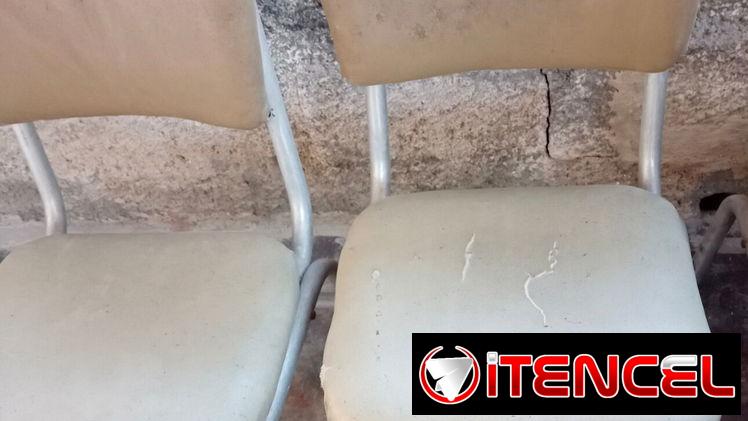 Sillas de estructura de aluminio de uso , son 5 en total hay que restaurarlas