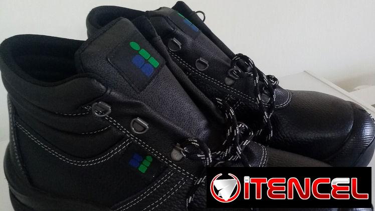 Vendo unas Botas italianas No. 42, negras, nuevas en su caja, resistentes a ácidos, grasas y combustibles.