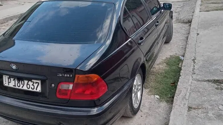 Se vende BMW del 2000 gasolina automático. Único dueño original de fabrica