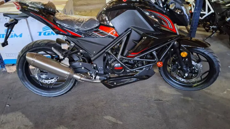 Moto de gasolina deportiva Furia 250 cc