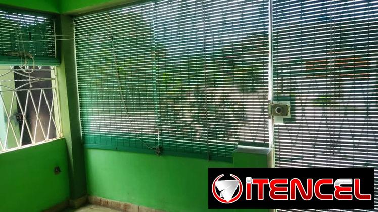 Amplia casa de dos plantas, construcción capitalista, en Versalles, la Lisa !!!
