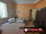 Amplia casa de dos niveles con 6 cuartos en total y patio grande de tierra. Excelente oportunidad de inversión!!!