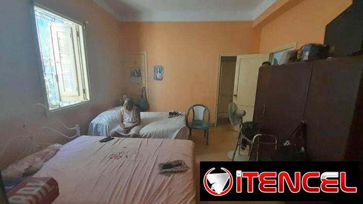 Amplia casa de dos niveles con 6 cuartos en total y patio grande de tierra. Excelente oportunidad de inversión!!!