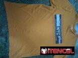 Variedad de pullover y Un chubasquero