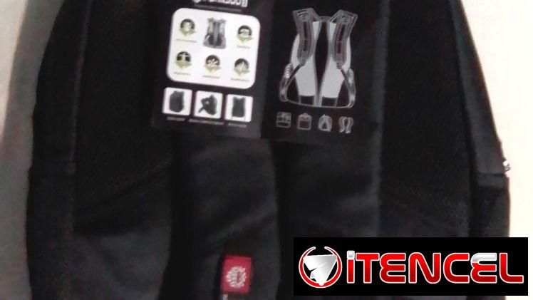 Mochila de 4 compartimentos, anti microbial, impermeable (si llueve por dentro no se moja). Buen material