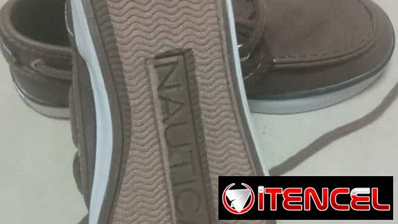 Zapatos de niño nuevos