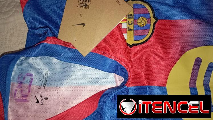 Camisa del FC Barcelona versión de local equipación roja y azul . temporada actual 25/26 .Talla L