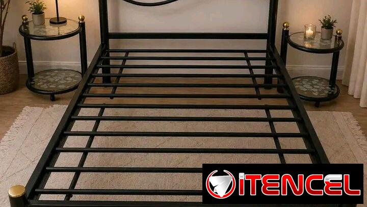 Cama de tubo + 2 mesas de noche