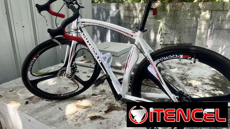 Bicileta de pista blanca y roja de uso