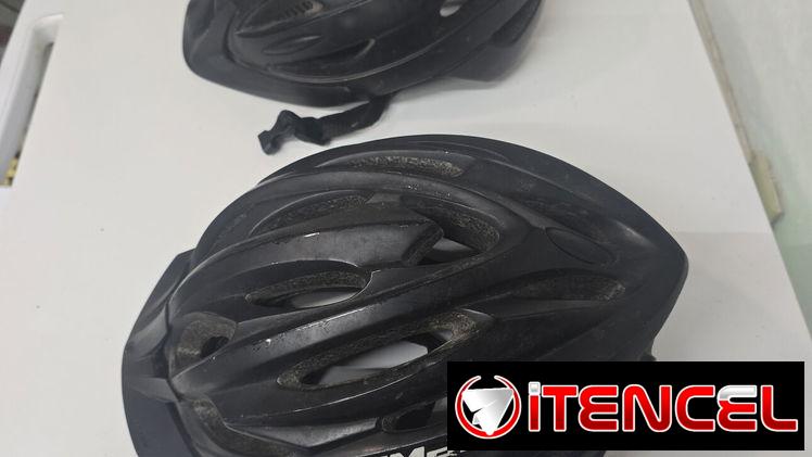 Vendo 2 casco para bici de uso  color negro al pv WhatsApp 63672513 los 2 por 20 usd.