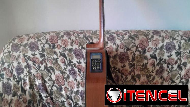 Guitarra country con sistema ecualizador