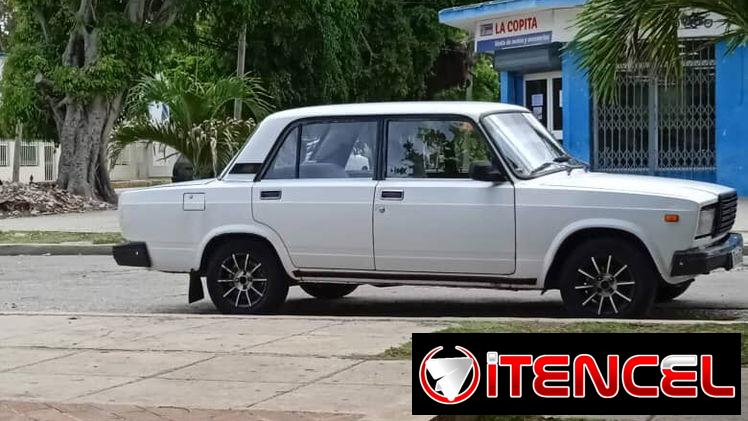 Se vende Lada con piezas de repuesto y tráiler incluido.