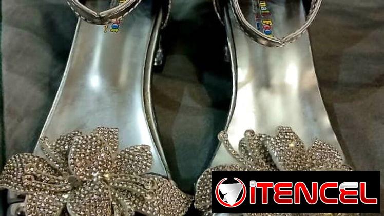 Zapatos de niña. Elegantes zapatos para las princesas de casa.