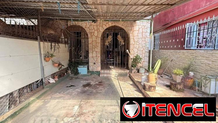 Ofertaaa biplanta en bajos con carporshe,3 cuartos y amplio patio trasero 245 metros en total. Aproveche e invierta!!!!