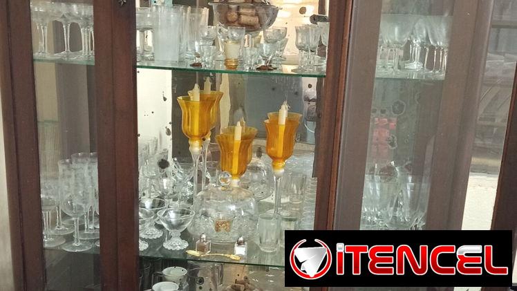 Vitrina Antigua,con juegos de copas