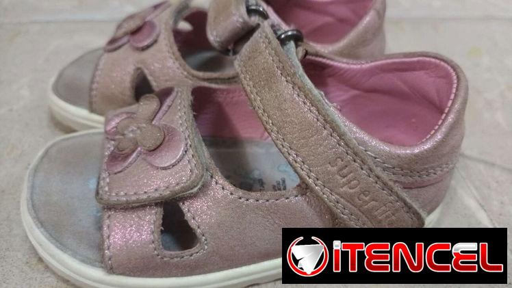 Vendo zapaticos de uso para niña y niño. Sandalias, boticas, y sandalias cerradas.