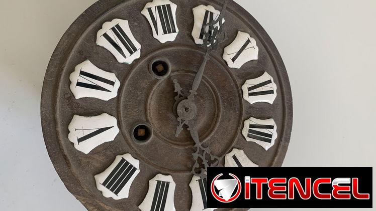 Reloj muy antiguo de pared. Objeto de colección o para ambientación