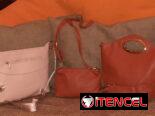 Carteras con monederos y bolsos pequeños.